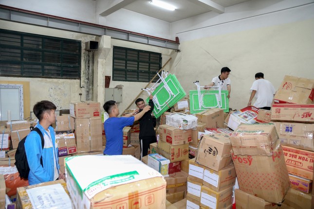 Hơn 22.000 bộ sách giáo khoa, cuốn vở viết được gửi về miền Trung ảnh 2