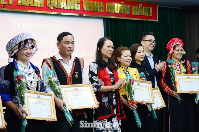 Nhiều thầy, cô giáo đã hy sinh cả tuổi trẻ để chăm lo cho học sinh như con em mình ảnh 2