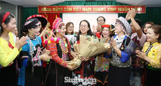 Nhiều thầy, cô giáo đã hy sinh cả tuổi trẻ để chăm lo cho học sinh như con em mình ảnh 1