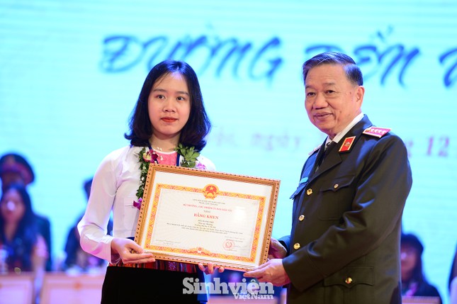 Tuyên dương 145 học sinh, sinh viên, thanh niên dân tộc thiểu số tiêu biểu ảnh 4