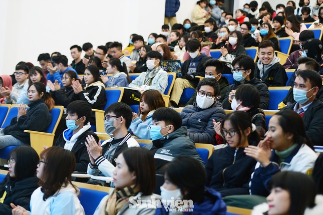 Hàng trăm sinh viên đối thoại trực tiếp với Ban Giám hiệu ảnh 4