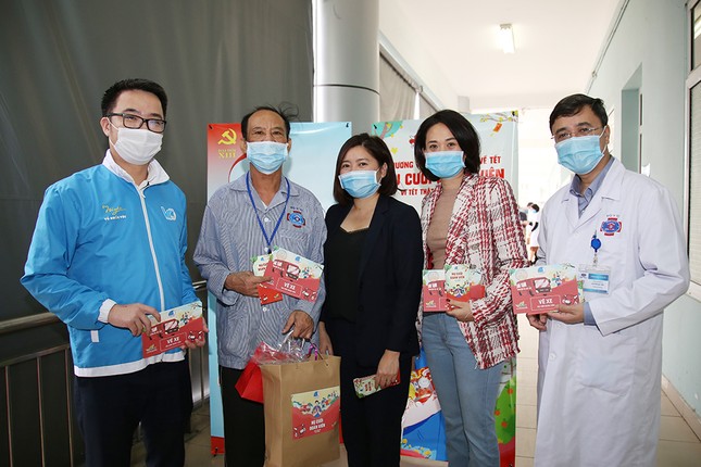 Nhiều phần quà ý nghĩa dành cho bệnh nhân về quê đón Tết ảnh 1