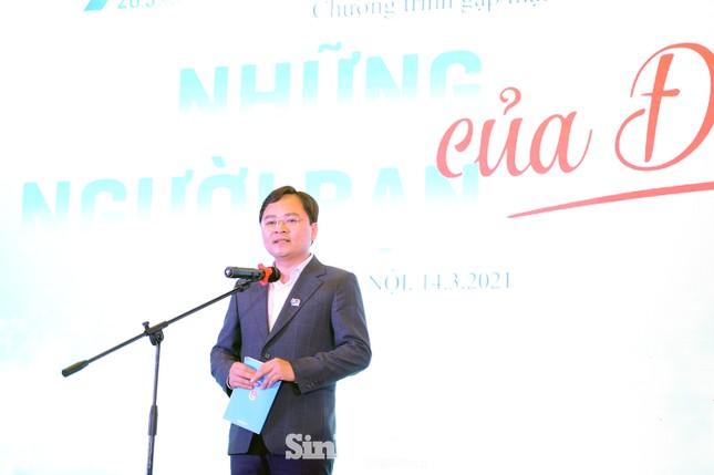 Cầu thủ Quang Hải sánh bước cùng TS Lê Thẩm Dương lên nhận bằng khen ảnh 3