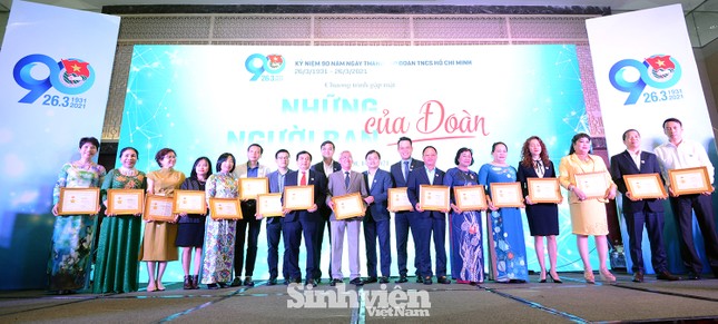 Cầu thủ Quang Hải sánh bước cùng TS Lê Thẩm Dương lên nhận bằng khen ảnh 4