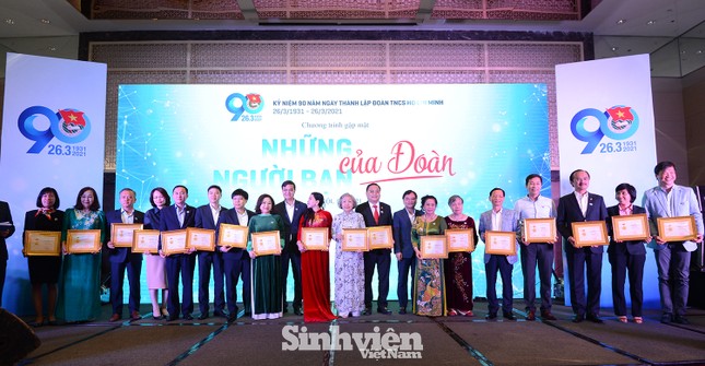 Cầu thủ Quang Hải sánh bước cùng TS Lê Thẩm Dương lên nhận bằng khen ảnh 6
