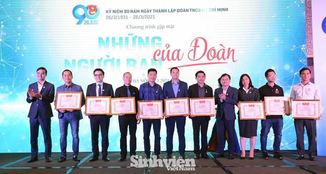Cầu thủ Quang Hải sánh bước cùng TS Lê Thẩm Dương lên nhận bằng khen ảnh 7