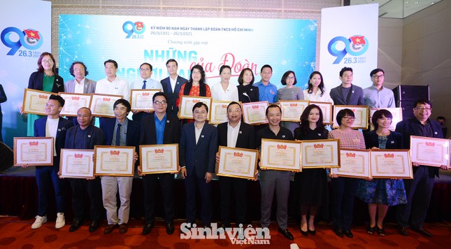 Cầu thủ Quang Hải sánh bước cùng TS Lê Thẩm Dương lên nhận bằng khen ảnh 8