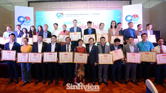 Cầu thủ Quang Hải sánh bước cùng TS Lê Thẩm Dương lên nhận bằng khen ảnh 10