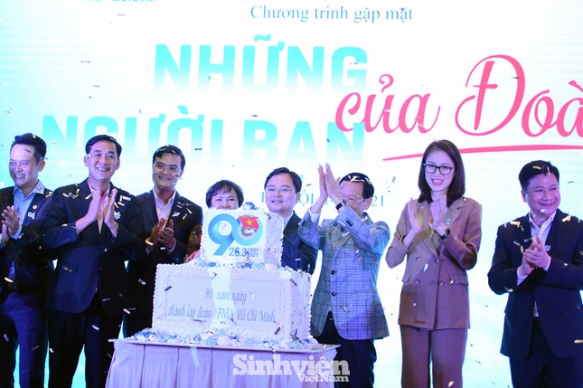 Cầu thủ Quang Hải sánh bước cùng TS Lê Thẩm Dương lên nhận bằng khen ảnh 1