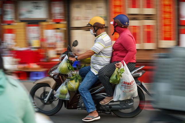 Chợ hoa ‘trên bến dưới thuyền’ hối hả chạy tết từ sáng đến tối ảnh 12