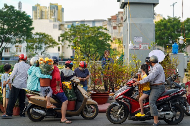 Chợ hoa ‘trên bến dưới thuyền’ hối hả chạy tết từ sáng đến tối ảnh 3