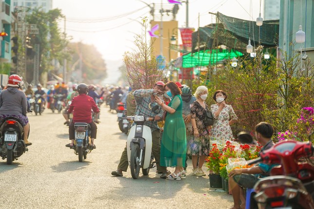 Chợ hoa ‘trên bến dưới thuyền’ hối hả chạy tết từ sáng đến tối ảnh 4