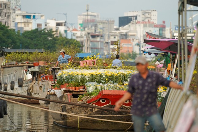 Chợ hoa ‘trên bến dưới thuyền’ hối hả chạy tết từ sáng đến tối ảnh 9