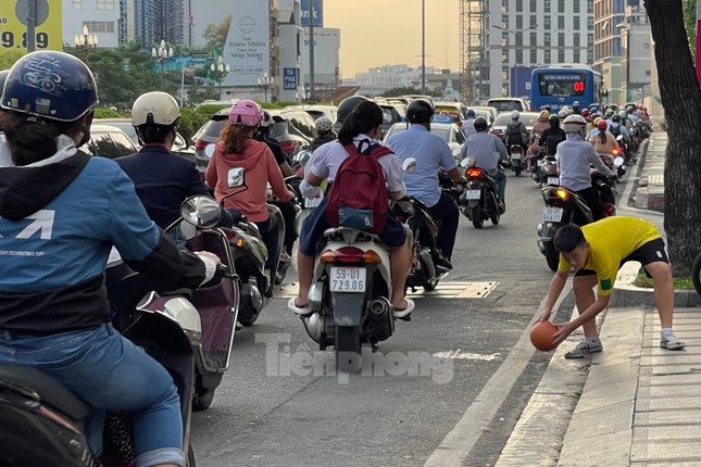 Bóng đá cộng đồng, sân chơi bổ ích cho trẻ em tại TPHCM ảnh 2