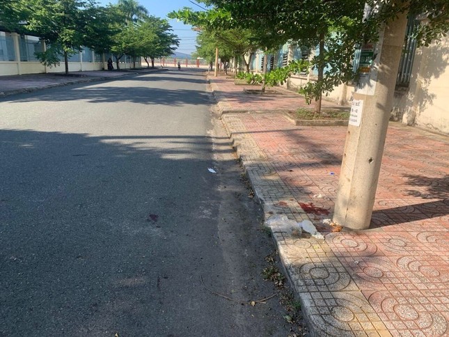 Hai vợ chồng ngã xe trọng thương do bị chó dữ đuổi cắn trong khu công nghiệp ảnh 2