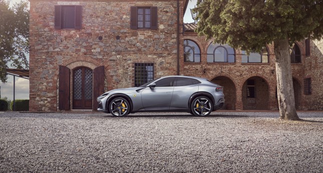 Siêu SUV đầu tiên của Ferrari có giá bán gần 40 tỷ tại Việt Nam ảnh 1