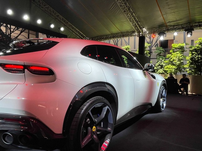Siêu SUV đầu tiên của Ferrari có giá bán gần 40 tỷ tại Việt Nam ảnh 2