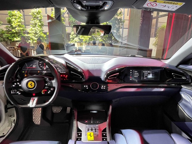 Siêu SUV đầu tiên của Ferrari có giá bán gần 40 tỷ tại Việt Nam ảnh 3