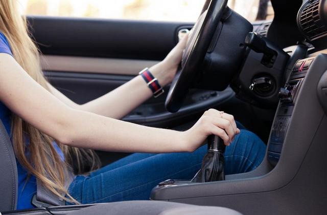 Những sai lầm phổ biến phụ nữ thường mắc khi lái ô tô ảnh 7