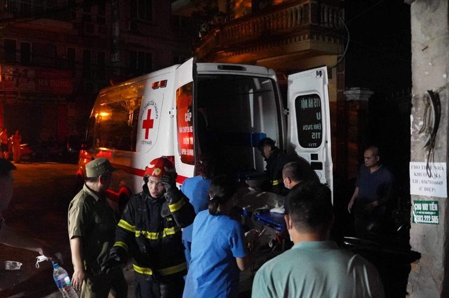 Cháy dữ dội ở chung cư Hà Nội, nhiều người la hét kêu cứu trong đêm ảnh 7