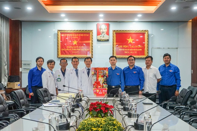 Bí thư Trung ương Đoàn Nguyễn Minh Triết thăm, tặng quà Tết tại Bệnh viện Chợ Rẫy ảnh 1