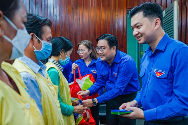 Bí thư Trung ương Đoàn Nguyễn Minh Triết thăm, tặng quà Tết tại Bệnh viện Chợ Rẫy ảnh 3