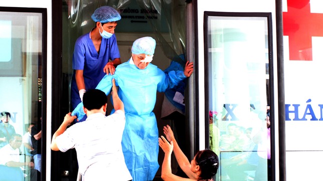 Thầy thuốc trẻ cả nước cứu chữa bệnh nhân nghèo ảnh 1