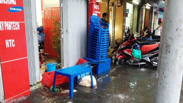 Mưa lớn, nhiều tuyến đường Sài Gòn hóa thành... 'sông' ảnh 2