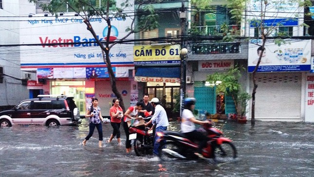 Mưa lớn, nhiều tuyến đường Sài Gòn hóa thành... 'sông' ảnh 5