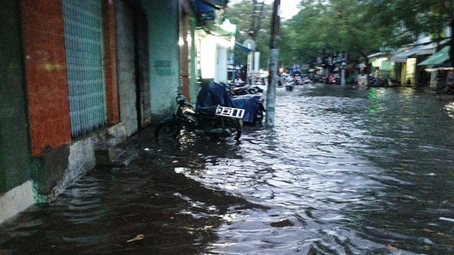 Mưa lớn, nhiều tuyến đường Sài Gòn hóa thành... 'sông' ảnh 3