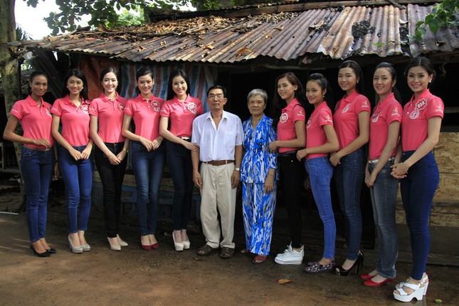 Thí sinh Hoa hậu thăm cựu chiến binh, gia đình chính sách ảnh 2