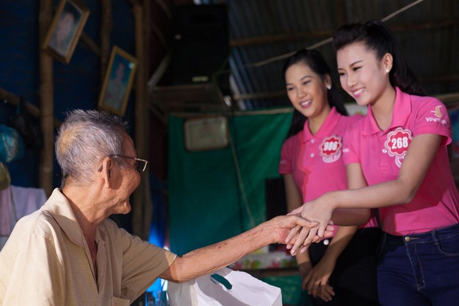 Thí sinh Hoa hậu thăm cựu chiến binh, gia đình chính sách ảnh 3