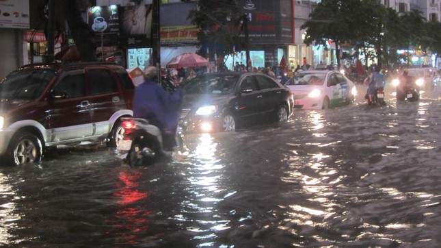 Đường phố Hà Nội ngập sâu, ùn tắc sau mưa ảnh 1