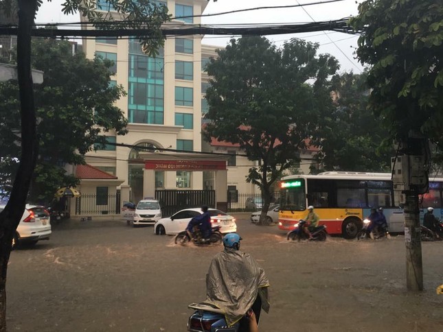 Đường phố Hà Nội ngập sâu, ùn tắc sau mưa ảnh 16