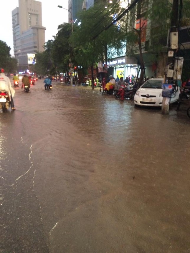 Đường phố Hà Nội ngập sâu, ùn tắc sau mưa ảnh 15