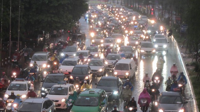 Đường phố Hà Nội ngập sâu, ùn tắc sau mưa ảnh 2