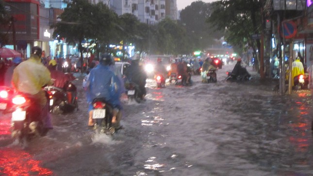 Đường phố Hà Nội ngập sâu, ùn tắc sau mưa ảnh 3