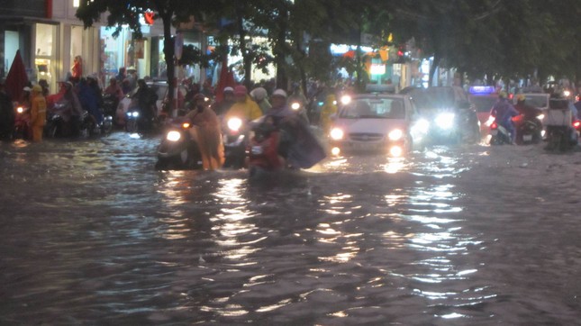 Đường phố Hà Nội ngập sâu, ùn tắc sau mưa ảnh 6