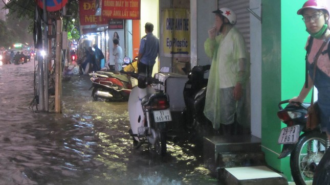 Đường phố Hà Nội ngập sâu, ùn tắc sau mưa ảnh 7