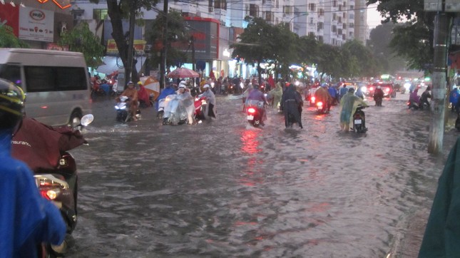 Đường phố Hà Nội ngập sâu, ùn tắc sau mưa ảnh 9