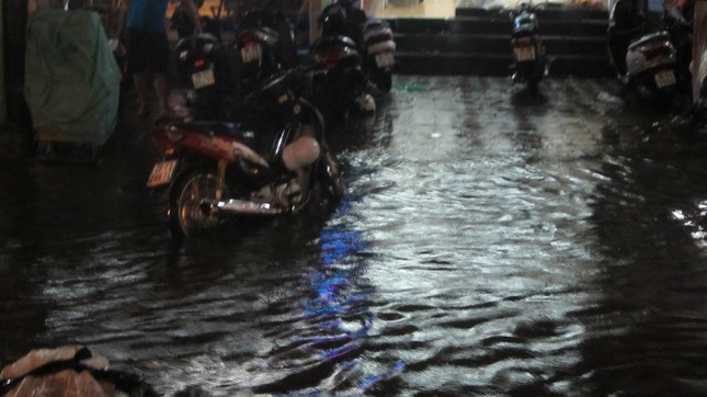 Đường phố Hà Nội ngập sâu, ùn tắc sau mưa ảnh 5