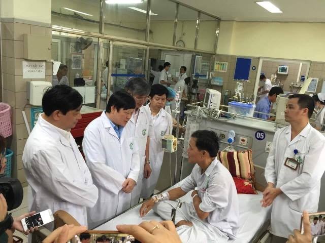 Thứ trưởng Bộ Y tế thăm bệnh nhân nghi sốc phản vệ khi chạy thận ảnh 1