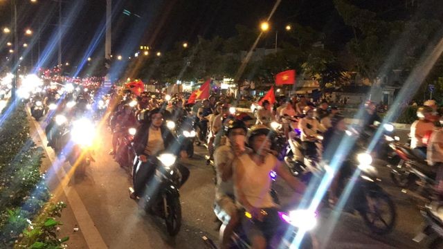 CĐV xuống đường ăn mừng chiến tích của Olympic Việt Nam ảnh 7