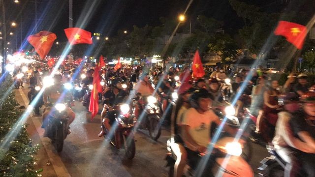 CĐV xuống đường ăn mừng chiến tích của Olympic Việt Nam ảnh 8