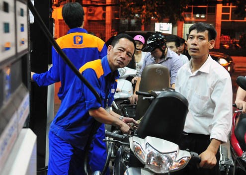 Giá xăng có thể tăng mạnh vào ngày mai ảnh 1