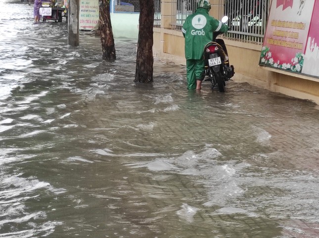 Nhiều tuyến đường Sài Gòn biến thành sông sau cơn mưa cuối tuần ảnh 2