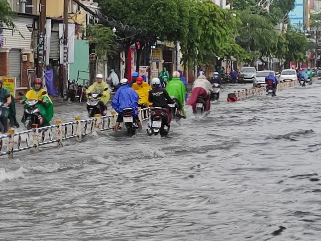 Nhiều tuyến đường Sài Gòn biến thành sông sau cơn mưa cuối tuần ảnh 4