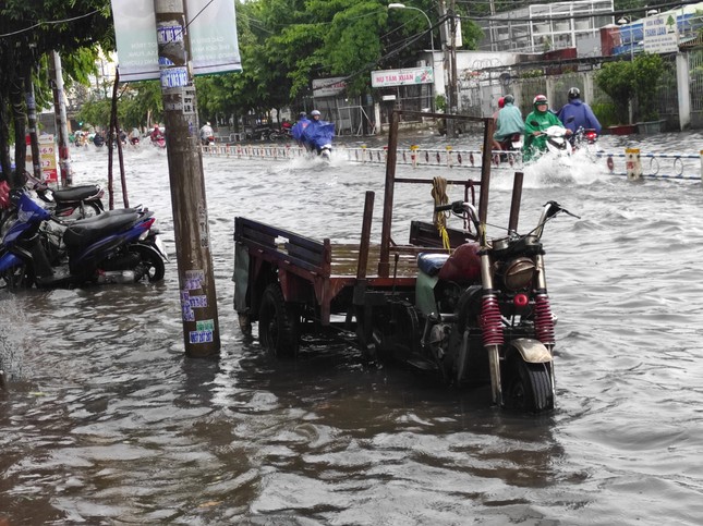 Nhiều tuyến đường Sài Gòn biến thành sông sau cơn mưa cuối tuần ảnh 5