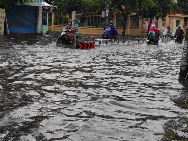 Nhiều tuyến đường Sài Gòn biến thành sông sau cơn mưa cuối tuần ảnh 8
