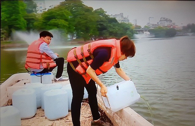 'Cấy' trả lại nước màu xanh đặc trưng cho hồ Hoàn Kiếm ảnh 1